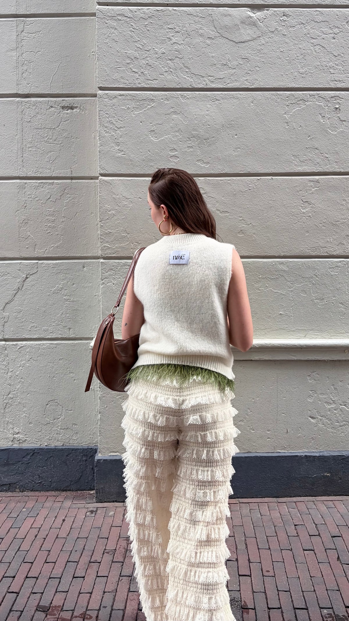 Mouwloze top creme met veren details | Restyled