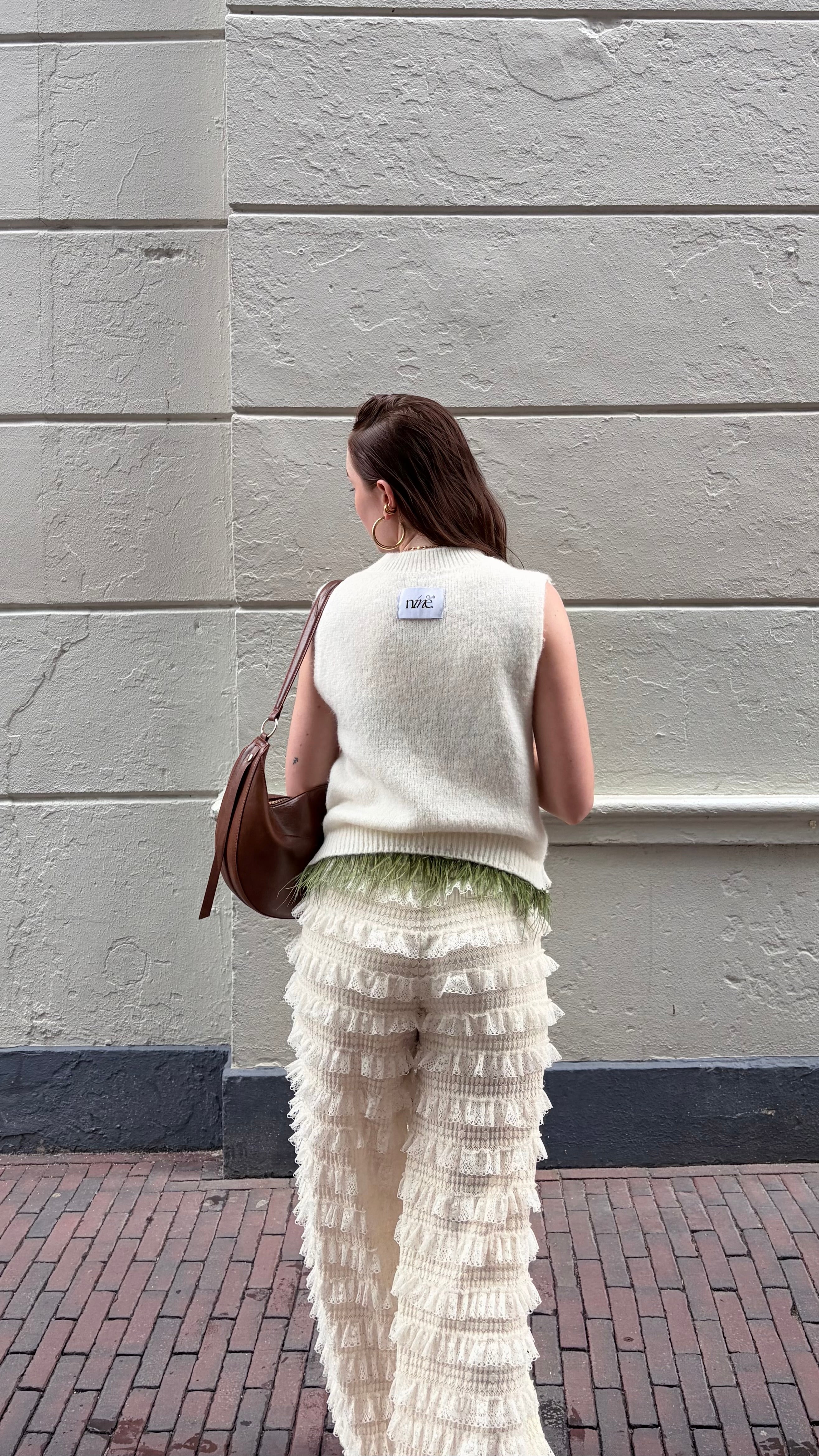 Mouwloze top creme met veren details | Restyled