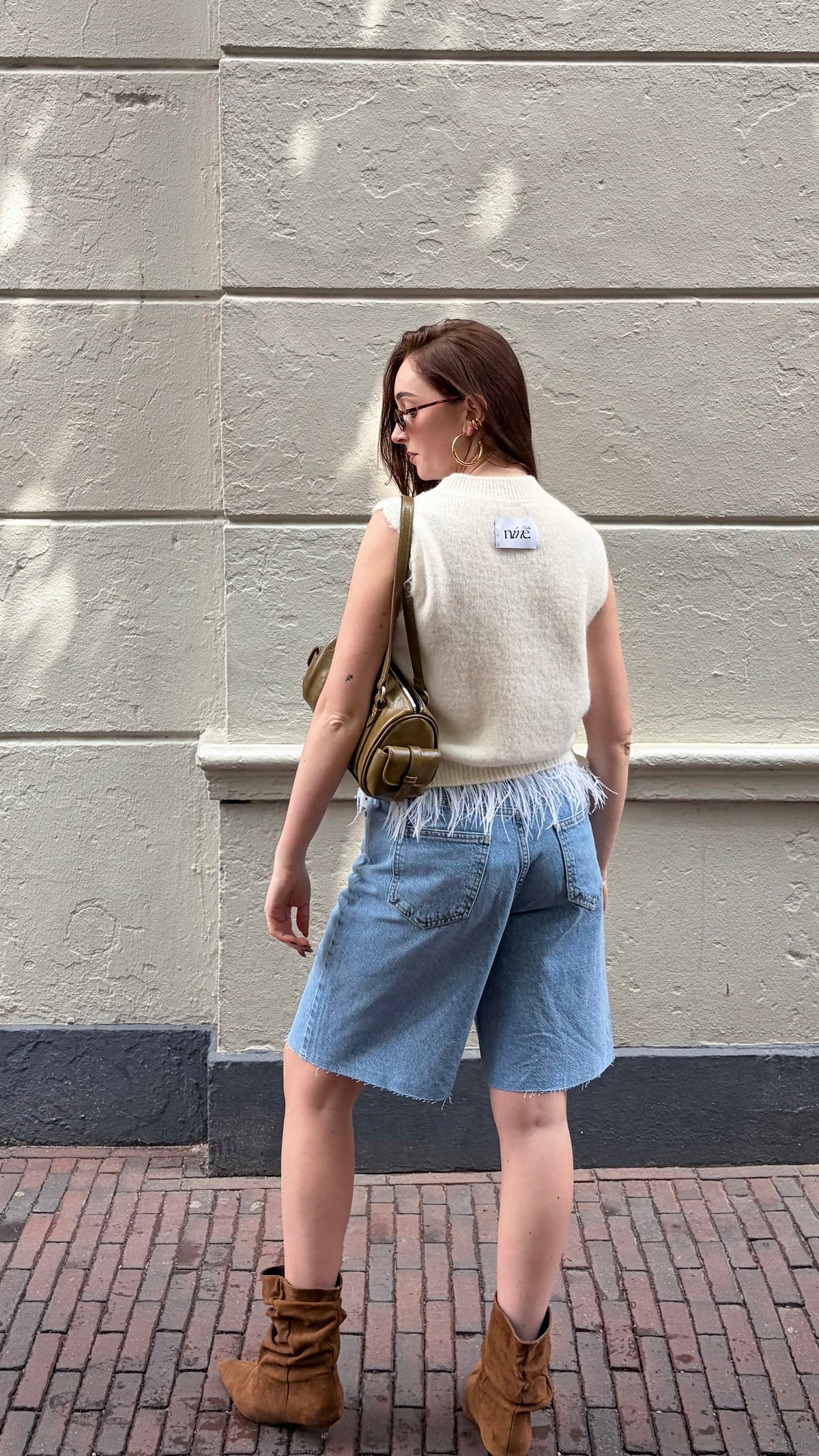 Mouwloze top creme met veren details | Restyled